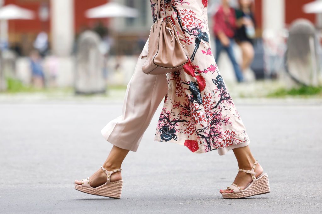 https://techpacker.com/blog/content/images/2023/05/pastel-pink-rockstud-bag-with-gold-studs-by-valentino-and-news-photo-1678743121.jpg